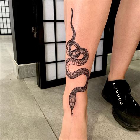 snake shin tattoo|Snake Tattoo Meanings + 52 Designs that take your。